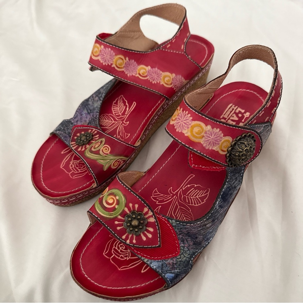 NEW!!! L’Artiste Red and Blue Sandals with Ornate Detailing size 39 or 8 - Picture 3 of 7